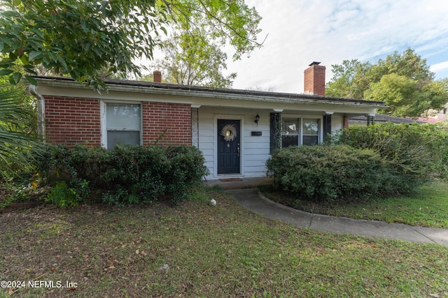 single story home with a front lawn