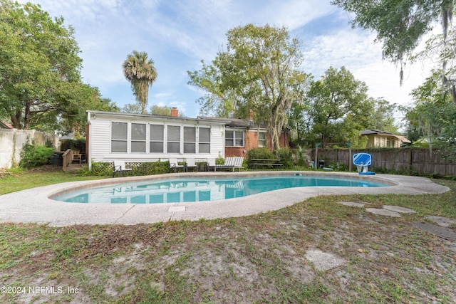 view of swimming pool