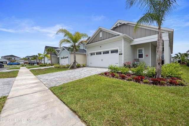 view of front facade with a front lawn