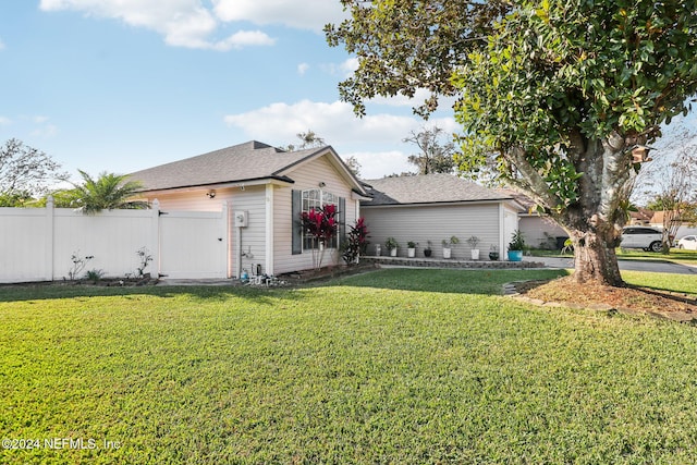 view of front facade with a front yard