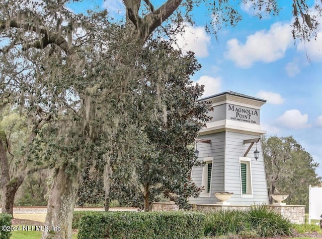 view of front of property