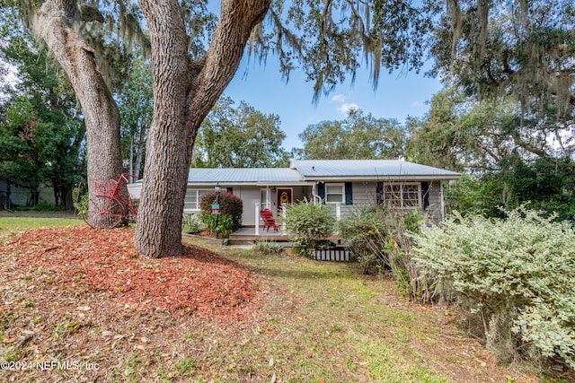 single story home featuring a front yard