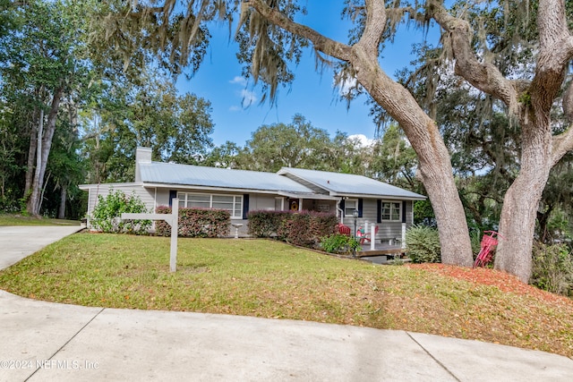 single story home with a front yard