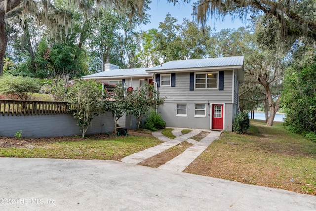 view of front of property featuring a front lawn