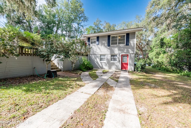 view of front of property featuring a front yard