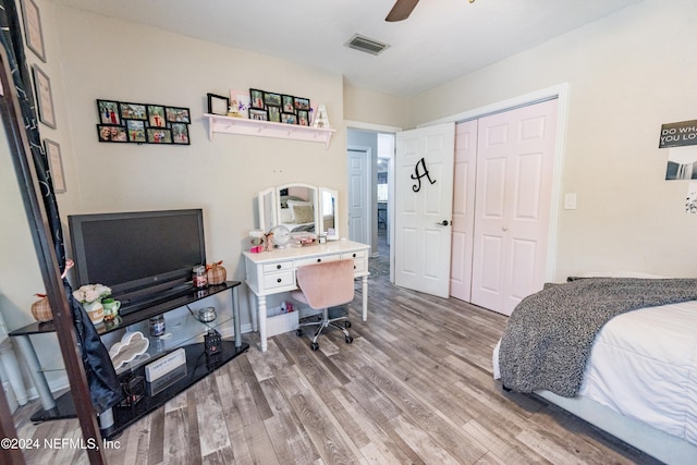 bedroom featuring a closet, light hardwood / wood-style flooring, and ceiling fan