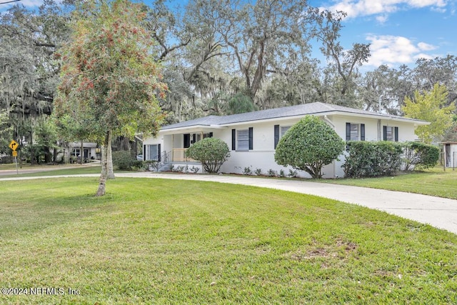 ranch-style house featuring a front yard