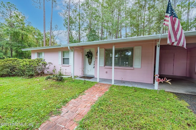 ranch-style house featuring a front lawn