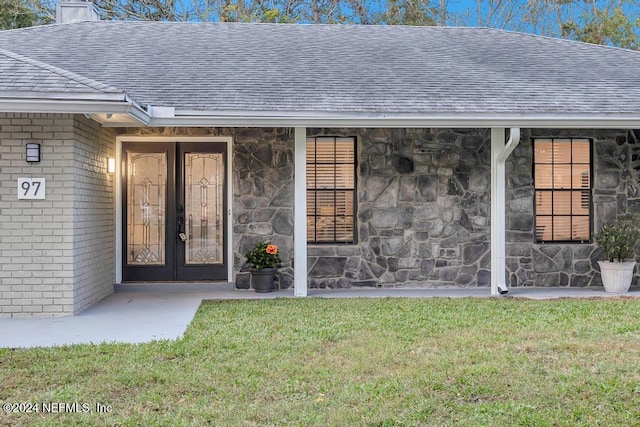 property entrance featuring a lawn