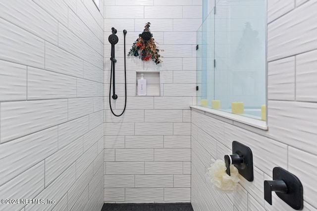 bathroom featuring a tile shower