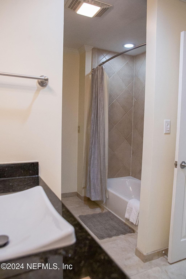 2322 Boxwood Ln, Fernandina Beach, FL 32034 - bathroom with shower / bath combo and recessed lighting