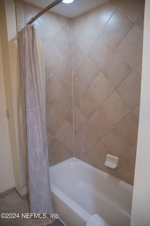 2322 Boxwood Ln, Fernandina Beach, FL 32034 - bathroom featuring shower / tub combo with curtain