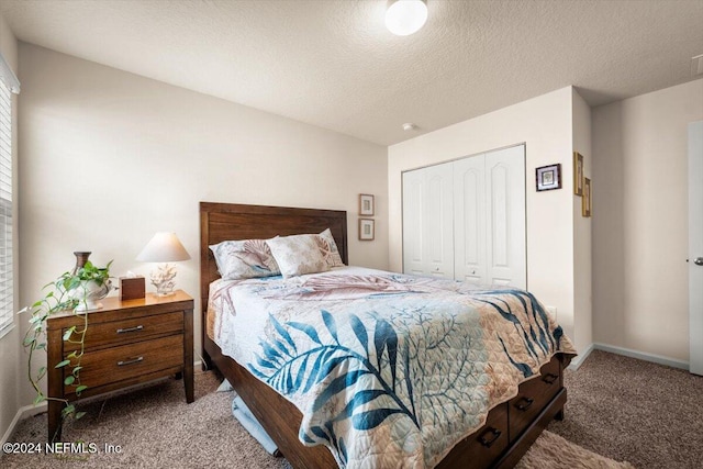 bedroom with carpet, a textured ceiling, and a closet