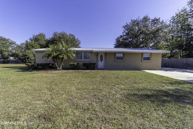 ranch-style house featuring a front lawn