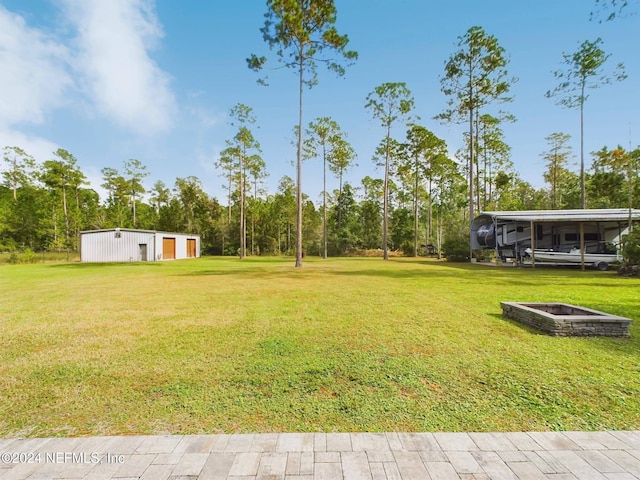 view of yard featuring an outdoor structure