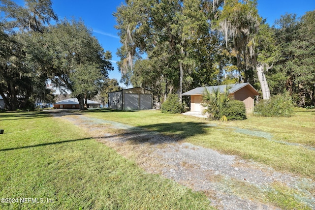 view of yard featuring an outbuilding