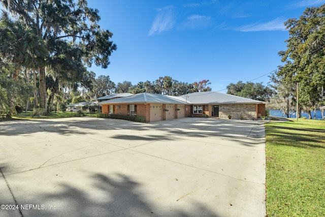 view of front facade featuring a front lawn and a garage