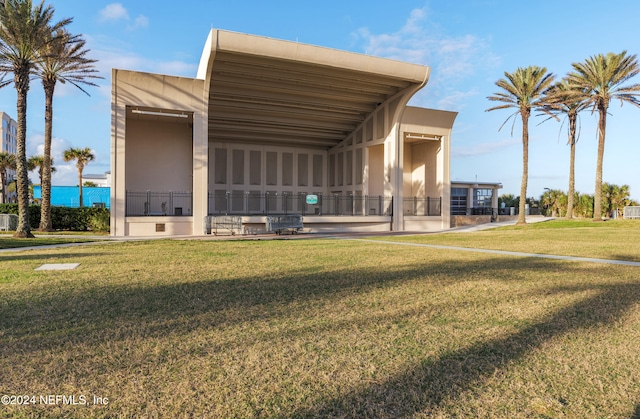 view of property's community featuring a lawn