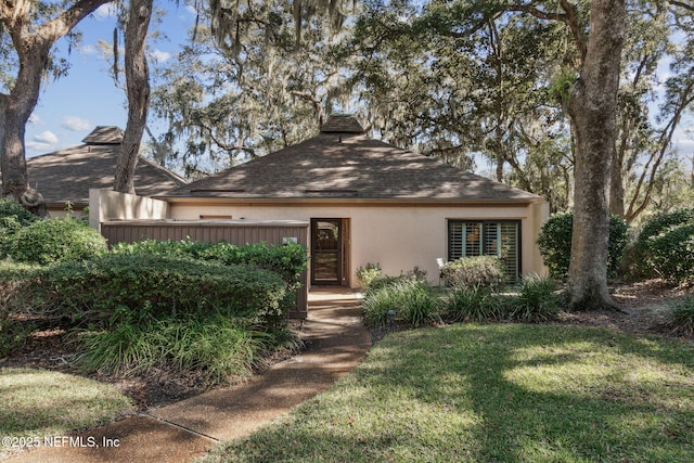 view of front facade featuring a front lawn