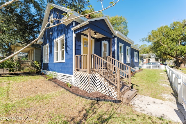 view of front of house featuring a front lawn