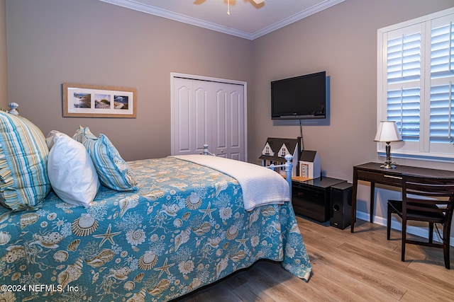 bedroom with wood-type flooring, a closet, crown molding, and ceiling fan