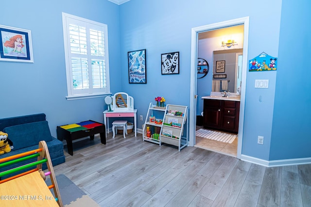 1854 W Cobblestone Ln, Saint Augustine, FL 32092 - recreation room with light wood-style floors, a sink, and baseboards