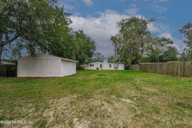 view of yard featuring an outbuilding