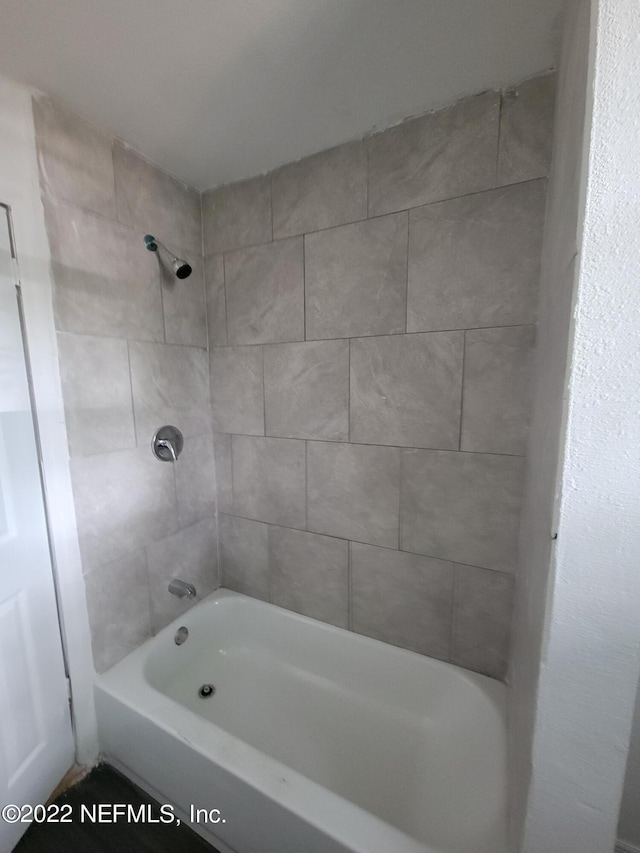 bathroom featuring tiled shower / bath combo