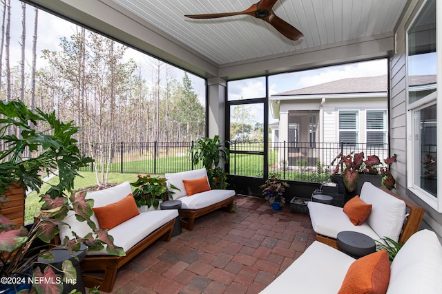 sunroom with ceiling fan