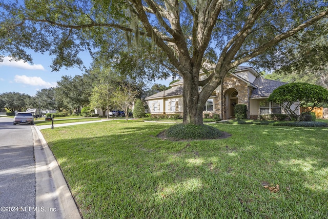 view of front of property featuring a front lawn