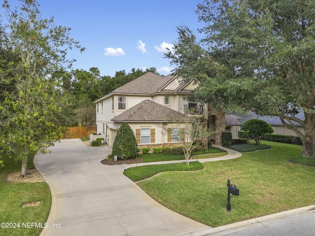 view of front of property featuring a front lawn