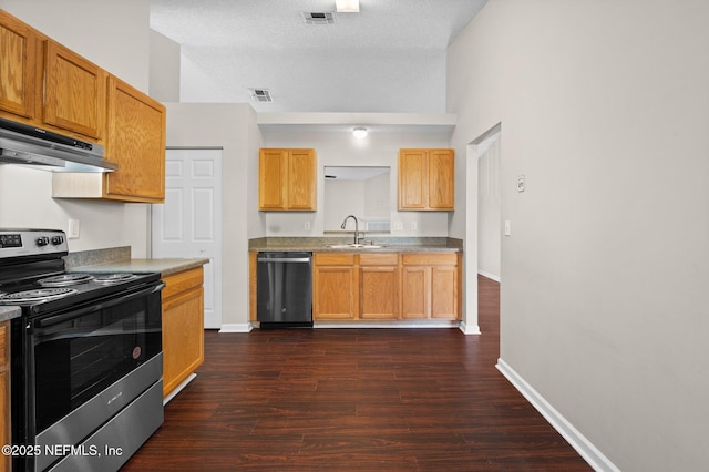 kitchen featuring stainless steel range with electric stovetop, a sink, under cabinet range hood, dark wood-style floors, and dishwasher