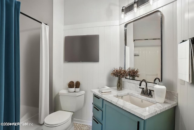 bathroom featuring a shower with curtain, vanity, and toilet