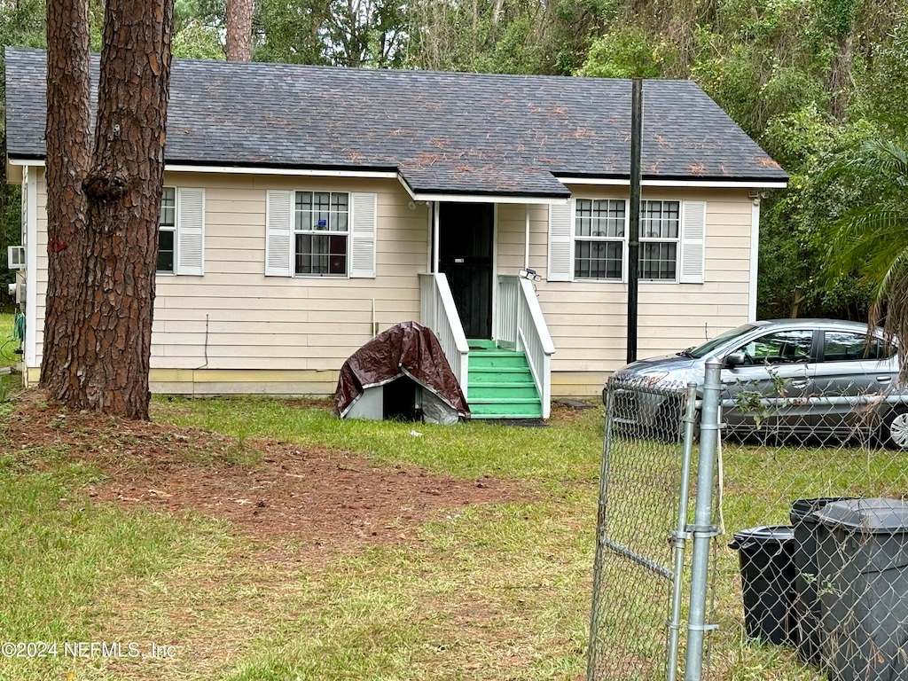 view of front of property featuring a front lawn