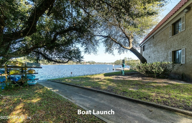 view of yard featuring a water view