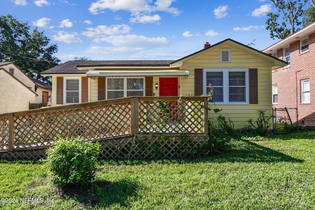 view of front of home featuring a front lawn