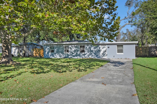 single story home with a front yard