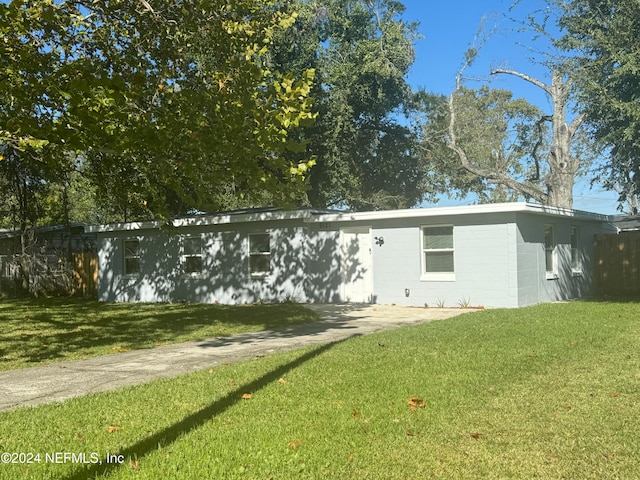 view of front of house with a front lawn