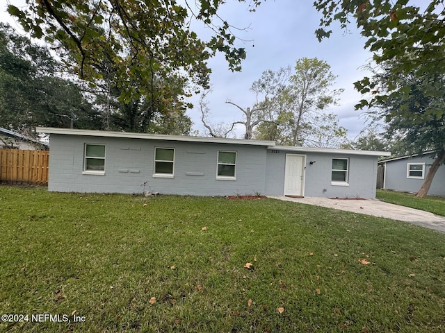 view of front facade with a front yard