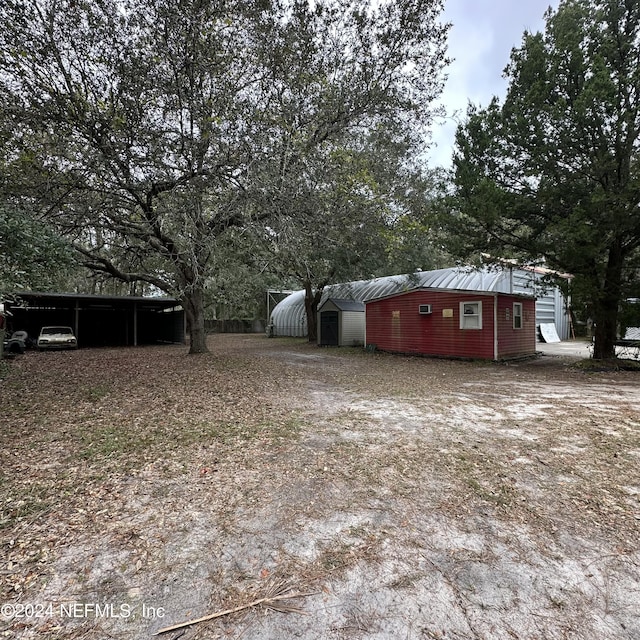 view of yard with an outbuilding