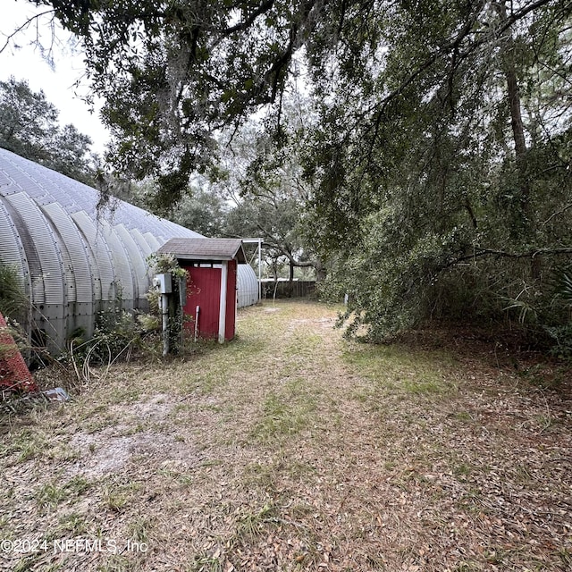 view of yard featuring a storage shed