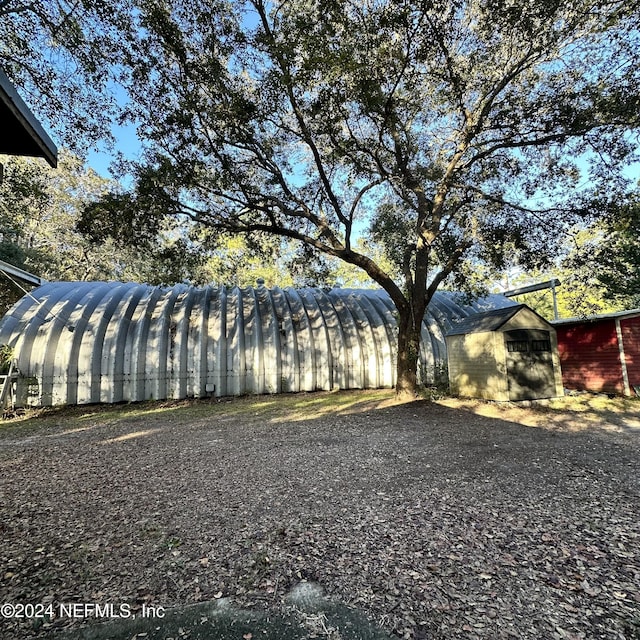 view of yard featuring an outbuilding