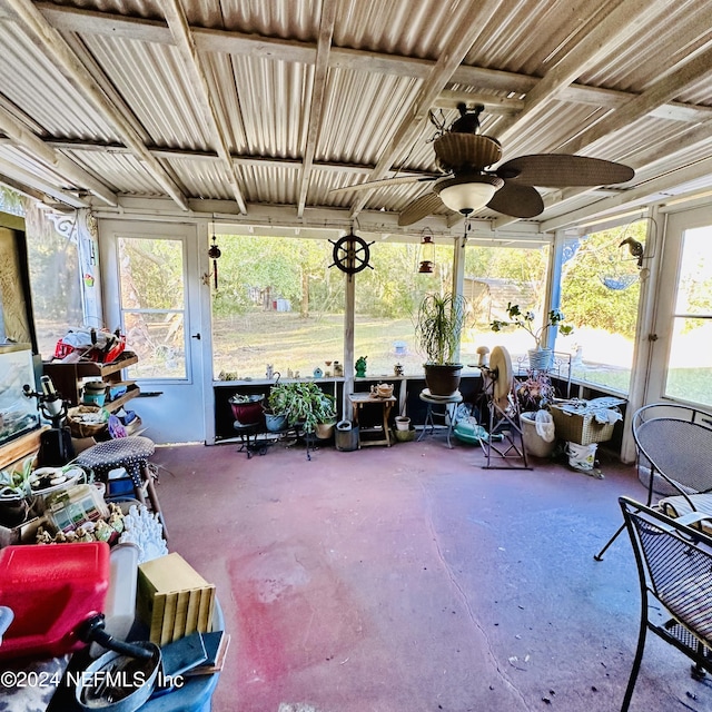 sunroom with ceiling fan