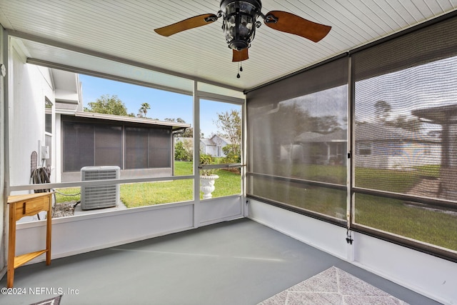 sunroom featuring ceiling fan