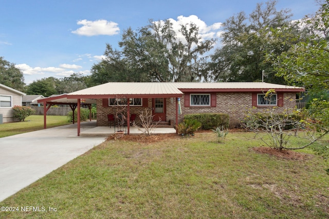 view of front facade featuring a front yard and a carport