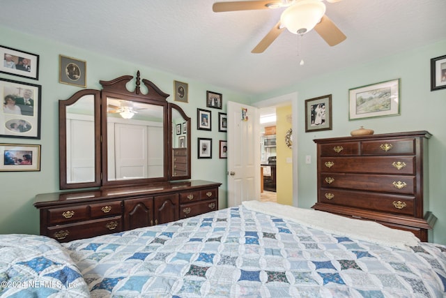 bedroom featuring ceiling fan and a textured ceiling