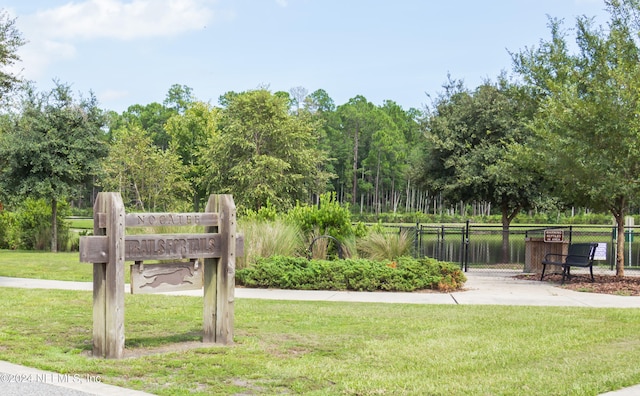 view of property's community featuring a lawn