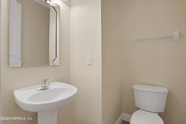 2176 Autumn Cove Cir, Fleming Island, FL 32003 - bathroom with toilet and a sink