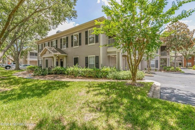 view of front of property featuring a front yard