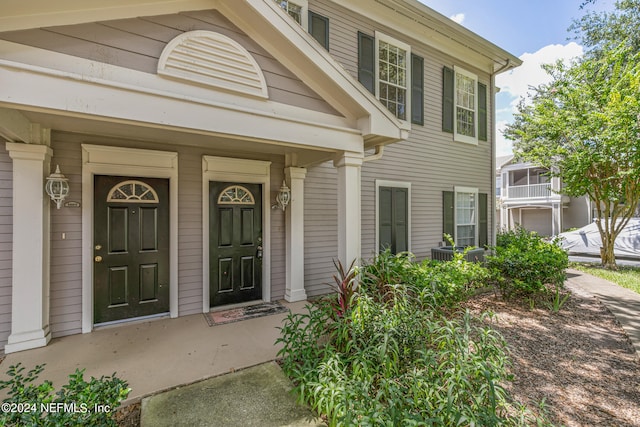 entrance to property featuring a porch